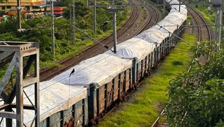 ട്രെയിനിന് മുകളില്‍ കയറി സെല്‍ഫിയെടുക്കാന്‍ ശ്രമം; പയ്യോളിയില്‍ പതിനെട്ടുകാരന് ഷോക്കേറ്റു