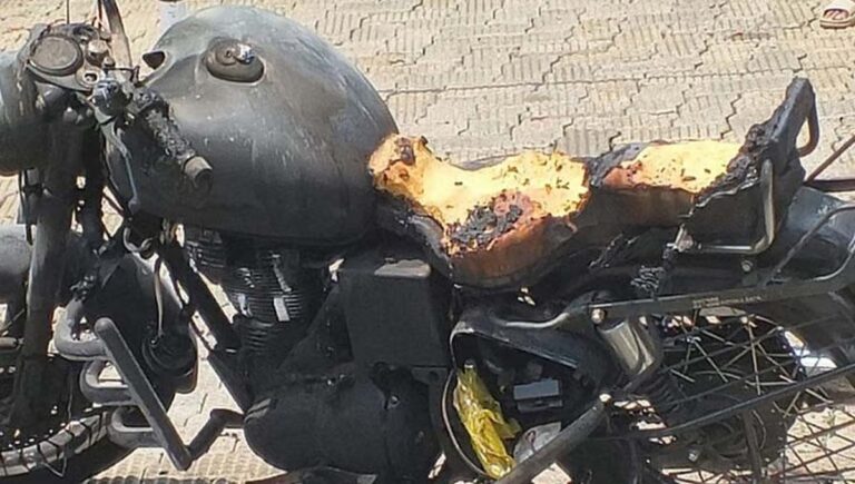 കനത്ത ചൂട് : എറണാകുളത്ത് ബൈക്കിന്റെ സീറ്റ് കത്തിനശിച്ചു