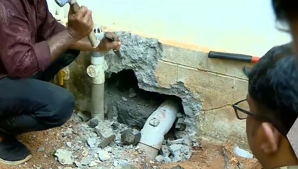 ഇതുവരെ കണ്ടെത്തിയത് അഞ്ചു ശംഖുവരയന്‍ പാമ്പുകളെ; മരിച്ച അല്‍ജോയുടെ വീടിന്റെ തറ പൊളിച്ച് പരിശോധിക്കുന്നു