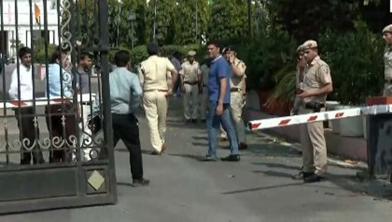 ഡല്‍ഹി നിയമസഭയില്‍ വന്‍ സുരക്ഷാവീഴ്ച; അജ്ഞാതൻ നിയമസഭയുടെ ഗേറ്റ് ഇടിച്ചുതകര്‍ത്ത് കാര്‍ അകത്തുകയറി