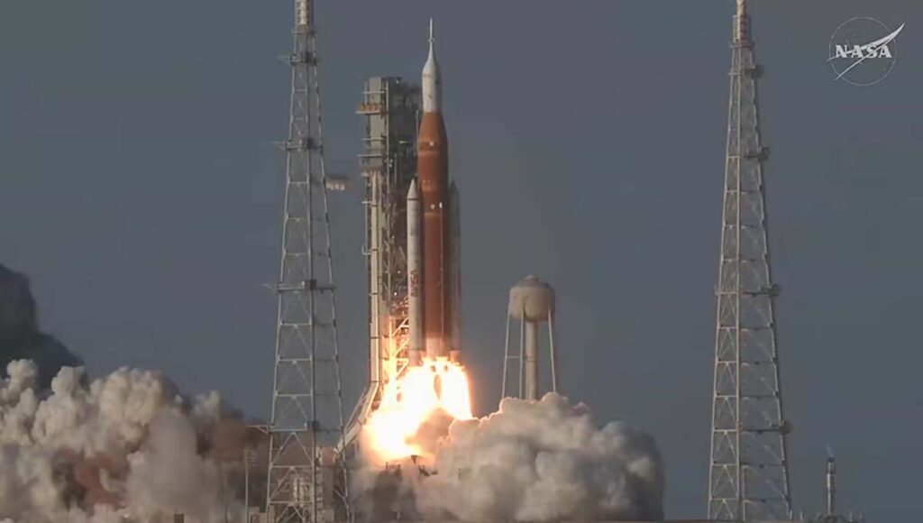 54 വർഷത്തിന് ശേഷം മനുഷ്യനെ ചന്ദ്രനിലേക്ക് എത്തിക്കാനുള്ള നാസയുടെ ദൗത്യ യാത്ര ആരംഭിച്ച് ആർട്ടെമിസ് 2