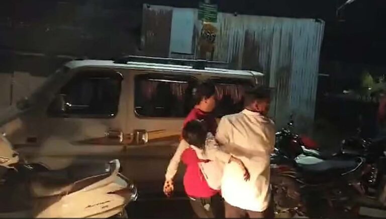 നാസിക്കില്‍ കാര്‍ റോഡരകിലെ കിണറ്റിലേക്ക് മറിഞ്ഞ് ഒരു കുടുംബത്തിലെ ഒമ്പത് പേര്‍ മരിച്ചു