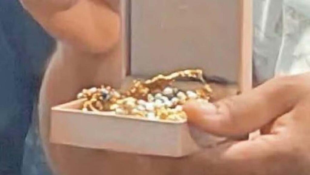 കള്ളനെ പേടിച്ച് ഒളിപ്പിച്ച ആറു പവന്‍ സ്വര്‍ണം ആക്രിക്കടയില്‍ വിറ്റ പുസ്തകത്തില്‍; രണ്ട് ദിവസത്തെ തിരച്ചിലിനൊടുവിൽ കണ്ടെത്തി