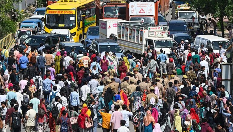 നോയിഡയിലെ തൊഴിലാളി സമരം : മിനിമം വേതനത്തില്‍ വര്‍ധന പ്രഖ്യാപിച്ച് യുപി സര്‍ക്കാര്‍