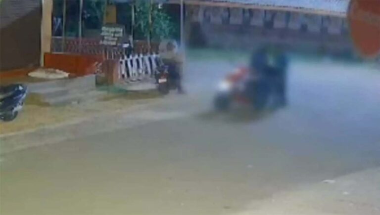 പത്തനംതിട്ടയില്‍ സ്കൂട്ടര്‍ തടഞ്ഞുനിര്‍ത്തി യുവാക്കളെ ക്രൂരമായി മര്‍ദിച്ചു