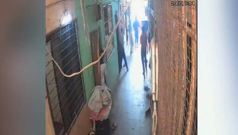 മഹാരാഷ്ട്രയില്‍ സ്ത്രീയെ പിന്തുടര്‍ന്ന് ശല്യം ചെയ്ത അക്രമിസംഘത്തെ മലയാളി വെടിവച്ചു; ഒരാള്‍ കൊല്ലപ്പെട്ടു