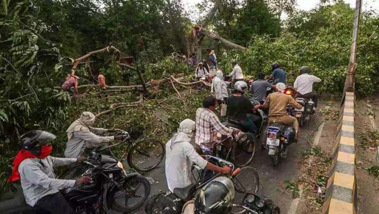 യുപിയില്‍ കനത്ത മഴയും കൊടുങ്കാറ്റും : 33 മരണം