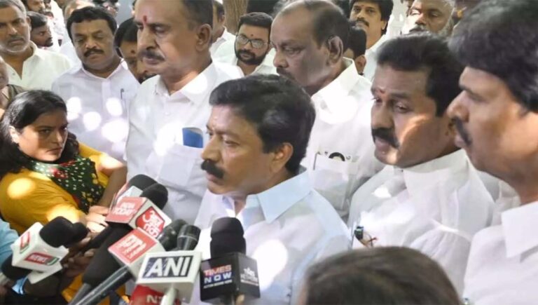 എഐഎഡിഎംകെയില്‍ വന്‍ പ്രതിസന്ധി; മുഖ്യമന്ത്രി വിജയിക്ക് പിന്തുണ പ്രഖ്യാപിച്ച് ഒരു വിഭാഗം എംഎല്‍എമാര്‍
