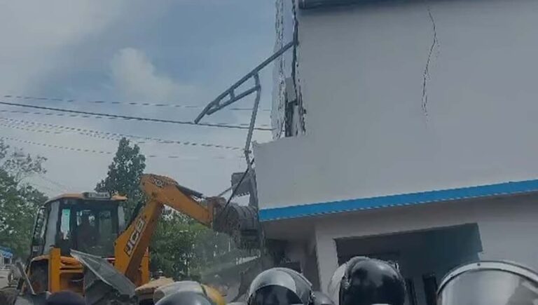 ഇടുക്കിയില്‍ കയ്യേറ്റം ഒഴിപ്പിക്കല്‍; പുഴ കയ്യേറി നിര്‍മ്മിച്ച 56 കെട്ടിടങ്ങള്‍ ഉടമകള്‍ പൊളിച്ചു തുടങ്ങി