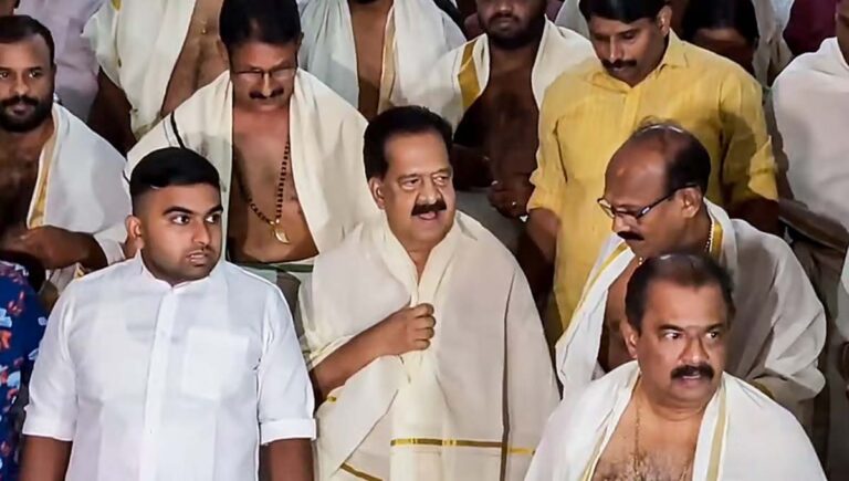 മാധ്യമപ്രവർത്തകരുടെ ചോദ്യങ്ങളോട് പ്രതികരിക്കാതെ ചെന്നിത്തല തലസ്ഥാനത്ത്