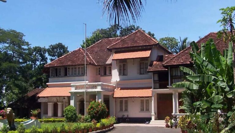 പിണറായി വിജയന്‍ ക്ലിഫ് ഹൗസില്‍ പരിപാലിച്ചിരുന്ന പശുക്കള്‍ ഇനി മൃഗസംരക്ഷണ വകുപ്പിന്റെ സംരക്ഷണയില്‍