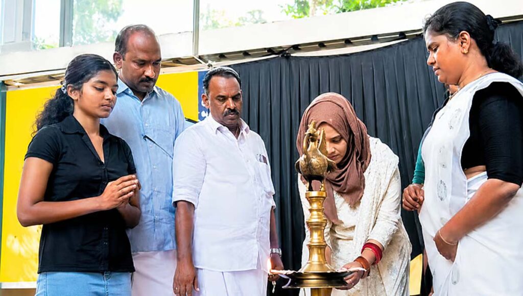 റസ്റ്റോറന്റ് ഉദ്ഘാടന ചടങ്ങിൽ നിലവിളക്ക് കൊളുത്തി; ഫാത്തിമ തഹ്‌ലിയ വിവാദത്തിൽ