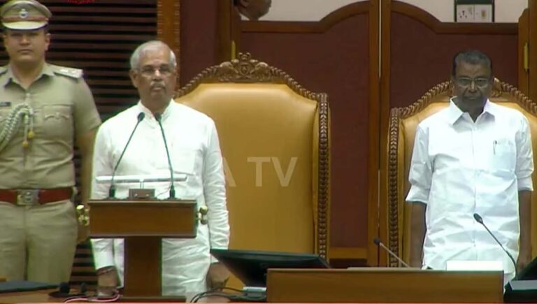 വന്ദേമാതരം : പ്രോട്ടോക്കോള്‍ ലംഘനമെന്ന് ഗവര്‍ണര്‍; എഴുന്നേറ്റു നില്‍ക്കേണ്ടതില്ലെന്ന് പിണറായി