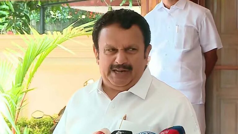ബന്ധുനിയമന വിവാദം : അമ്മായിയപ്പന്റെ കാബിനറ്റില്‍ മരുമോനെ മന്ത്രിയാക്കിയെന്ന് ഞങ്ങള്‍ പറഞ്ഞിട്ടില്ലന്ന് കെ മുരളീധരന്‍