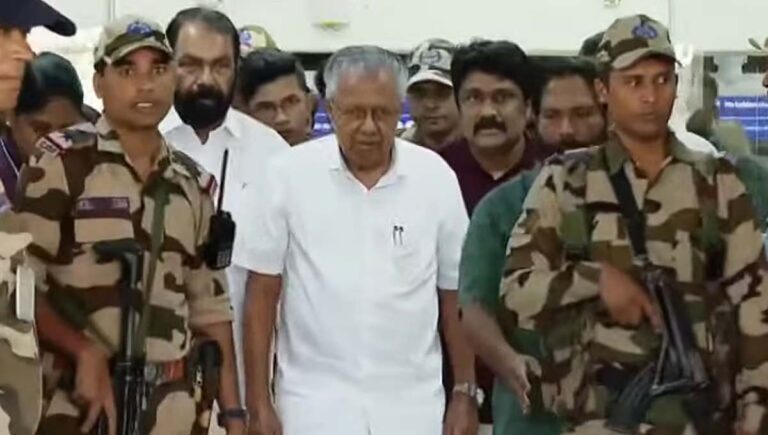 ഔദ്യോഗിക വാഹനവും അകമ്പടിയുമില്ലാതെ പിണറായി വിജയന്‍ തിരുവനന്തപുരത്ത്