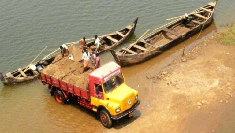 സംസ്ഥാനത്ത് നദികളില്‍ നിന്നുള്ള മണല്‍വാരല്‍ പുനരാരംഭിക്കാൻ റവന്യൂവകുപ്പിന്റെ അനുമതി