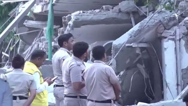ഡല്‍ഹിയില്‍ കെട്ടിടം തകര്‍ന്ന് മരണം രണ്ടായി; മൂന്ന് പേരുടെ നില ഗുരുതരം