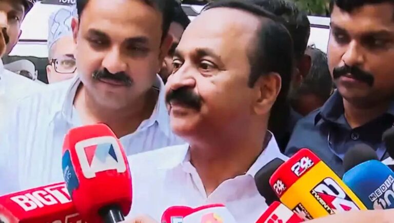 ഇഡി റെയ്ഡ് : മാധ്യമപ്രവർത്തകരുടെ ചോദ്യങ്ങൾക്ക് ഒരക്ഷരംപോലും മറുപടിയില്ലാതെ പതിമൂന്നാം തവണയും മുഖ്യമന്ത്രി