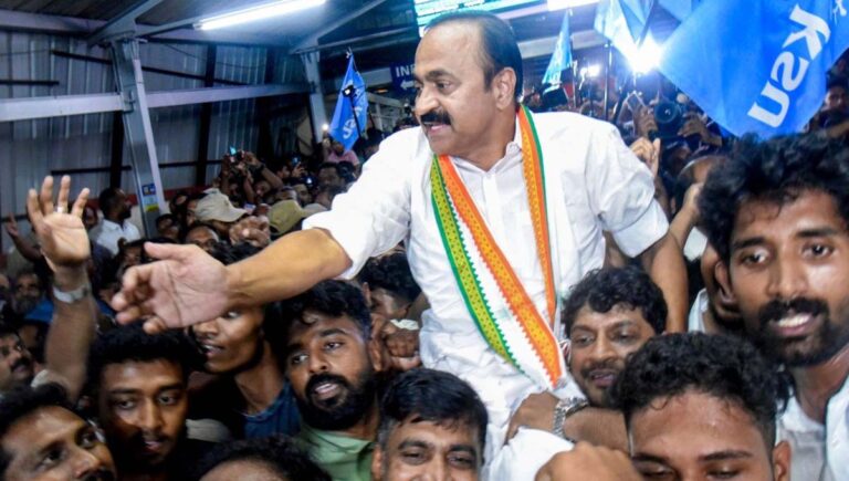 കോൺഗ്രസിലെ മുഖ്യമന്ത്രി ചർച്ച : വിഡി സതീശൻ അനുകൂലികള്‍ തെരുവിലേക്ക്; വിവിധ ഇടങ്ങളിൽ പ്രകടനത്തിന് ആഹ്വാനം