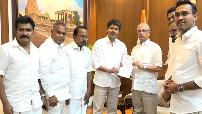 വിജയ് ഗവർണറെ കണ്ട് സർക്കാർ രൂപീകരിക്കാൻ അവകാശവാദം ഉന്നയിച്ചു; സത്യപ്രതിജ്ഞ ചടങ്ങ് നാളെ