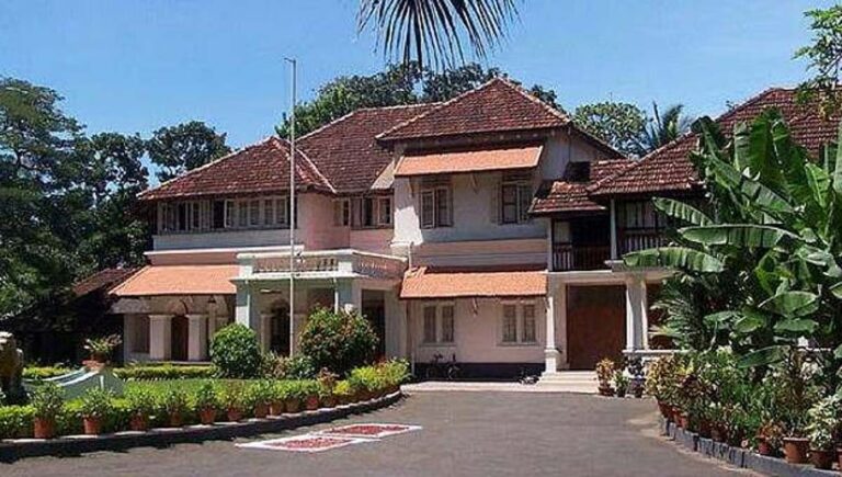 ഔദ്യോഗിക വസതിക്കായും മന്ത്രിമാരുടെ അടി