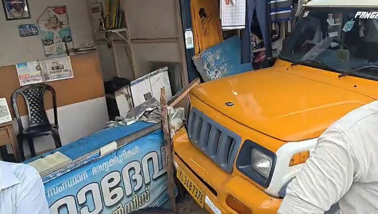 കട്ടപ്പനയിൽ പിക്അപ്പ് വാൻ കടയിലേക്ക് ഇടിച്ചുകയറി; വഴിയാത്രക്കാരൻ  മരിച്ചു