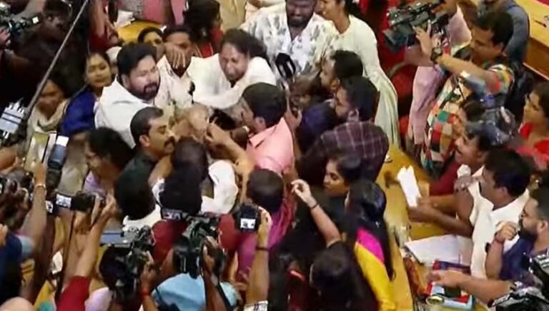തിരുവനന്തപുരം കോര്‍പ്പറേഷനില്‍ വീണ്ടും കയ്യാങ്കളി; ബിജെപി- യുഡിഎഫ് അംഗങ്ങള്‍ ഏറ്റുമുട്ടി