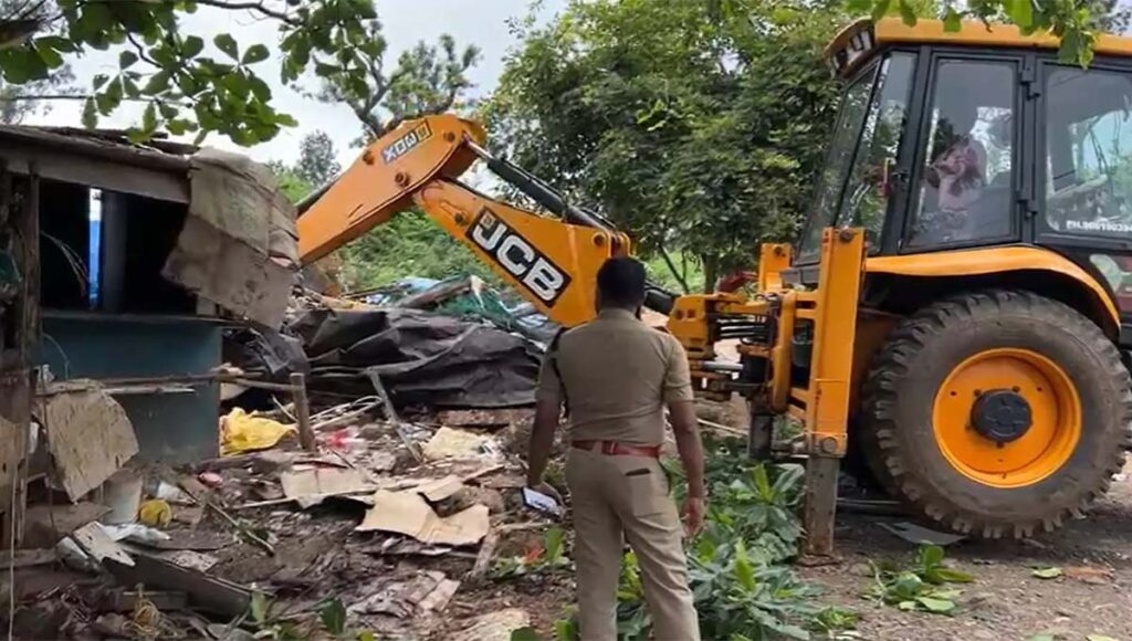 ശാന്തൻപാറയിൽ ലഹരി വില്പന നടത്തിയ കട പൊലീസ് പൊളിച്ചു നീക്കി