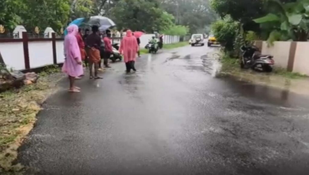 കനത്ത മഴ : കൊടുങ്ങല്ലൂരിൽ മരം കടപുഴകി വീണ് സ്കൂട്ടര്‍ യാത്രികൻ മരിച്ചു