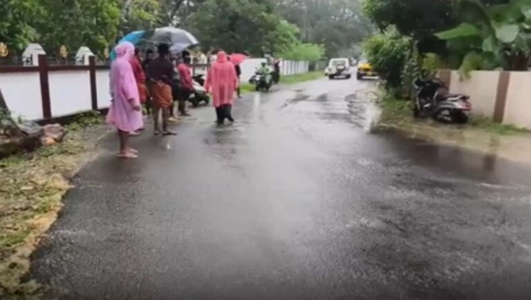 കനത്ത മഴ : കൊടുങ്ങല്ലൂരിൽ മരം കടപുഴകി വീണ് സ്കൂട്ടര്‍ യാത്രികൻ മരിച്ചു