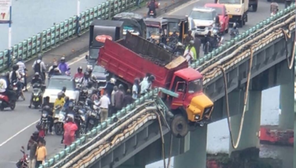 തേവര പാലത്തിൽ ടിപ്പർ ലോറി അപകടത്തിൽപെട്ടു; സ്ഥലത്ത് ഗതാ​ഗത നിയന്ത്രണം
