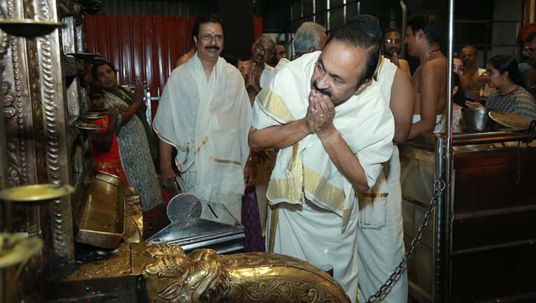 കാല്ലൂര്‍ മൂകാംബിക ക്ഷേത്രത്തില്‍ ദര്‍ശനം പിറകെ ഗുരുവായൂര്‍ ക്ഷേത്രത്തിലും ദര്‍ശനം നടത്തി മുഖ്യമന്ത്രി വിഡി സതീശന്‍
