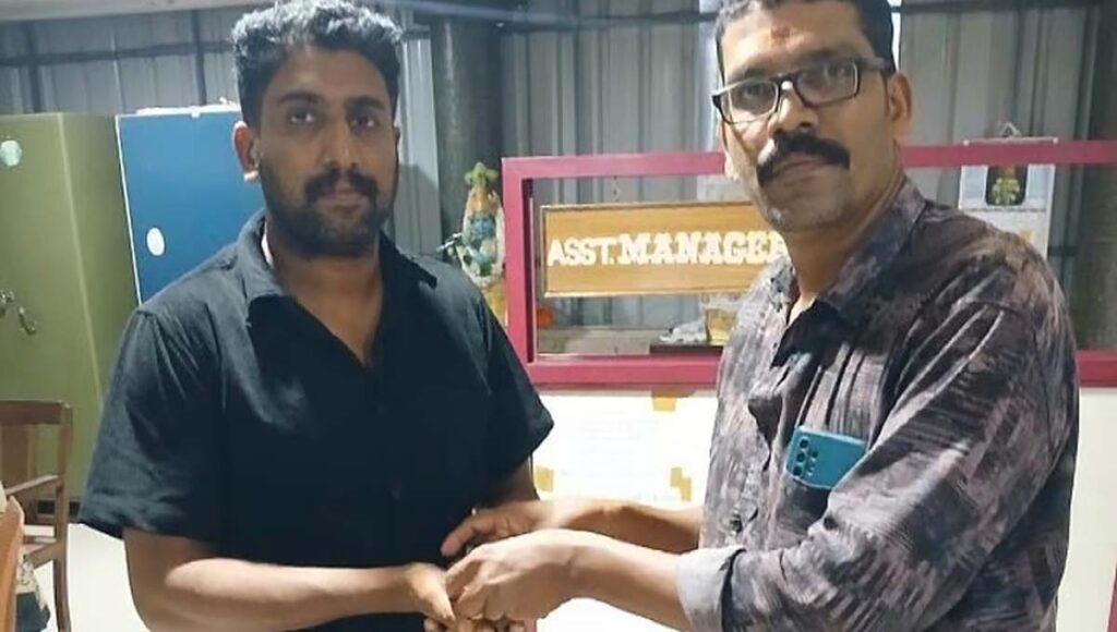 കളഞ്ഞുകിട്ടിയ സ്വര്‍ണമാല ഉടമയ്ക്ക് തിരികെ നല്‍കി; മാതൃകയായി ഗുരുവായൂര്‍ ദേവസ്വം ജീവനക്കാര്‍