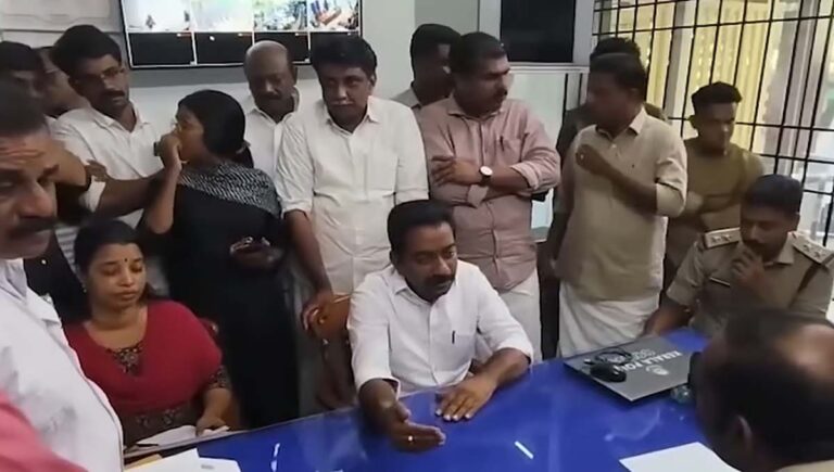 വിദ്യാര്‍ഥിയുടെ വിദേശപഠനം പൊലീസ് മുടക്കുന്നു; പ്രതിഷേധവുമായി എംഎല്‍എ സ്‌റ്റേഷനില്‍