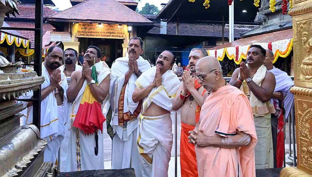 മുഖ്യമന്ത്രിയായ ശേഷം ആദ്യമായി കാല്ലൂര്‍ മൂകാംബിക ക്ഷേത്രത്തില്‍ ദര്‍ശനം നടത്തി വിഡി സതീശന്‍